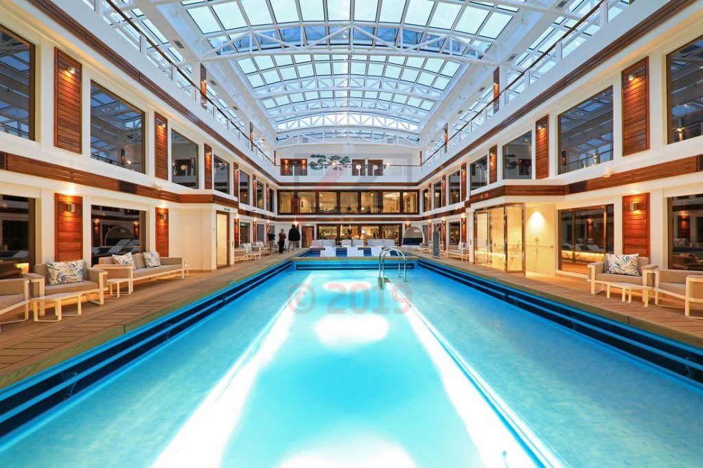 The Haven Pool abends Norwegian Encore / Foto: Oliver Asmussen/oceanliner-pictures.com