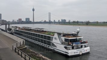 Hotelschiff Thomas Hardy in Düsseldorf liegend